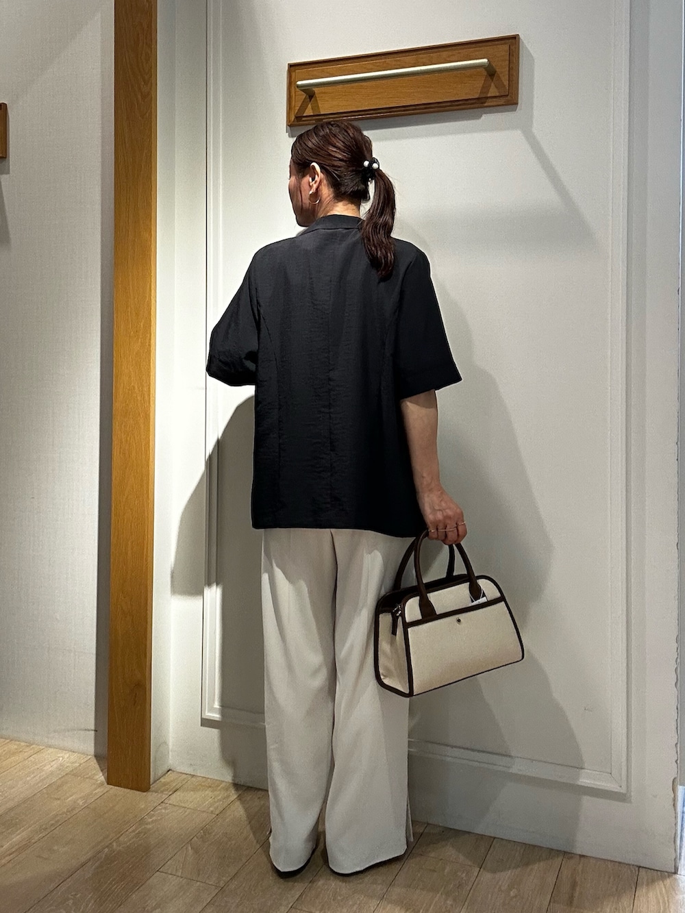 グレー系のテーラードジャケット、オレンジ系のシャツ/ブラウス、ホワイト系のTシャツ/カットソーを着用したレディースの夏コーディネートの3枚目の写真