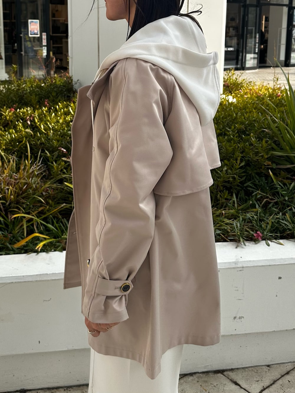 ベージュ系のその他アウター、ホワイト系のパーカー、ブルー系のシャツ/ブラウスを着用したレディースの冬コーディネートの5枚目の写真