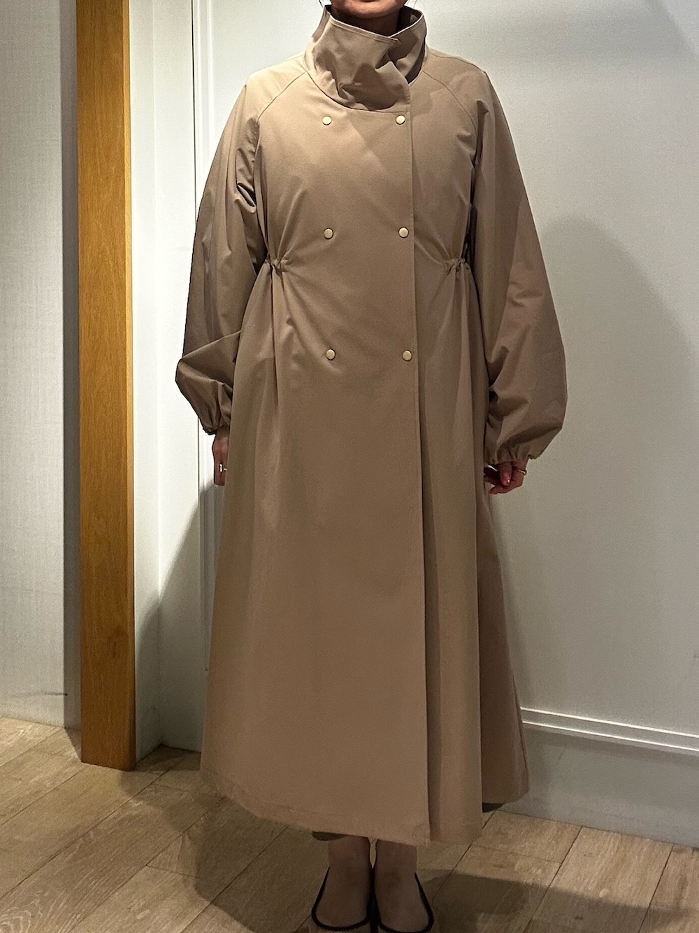 ホワイト系のTシャツ/カットソー、ホワイト系のカーディガン/ボレロ、グリーン系のスカートを着用したレディースの冬コーディネートの6枚目の写真