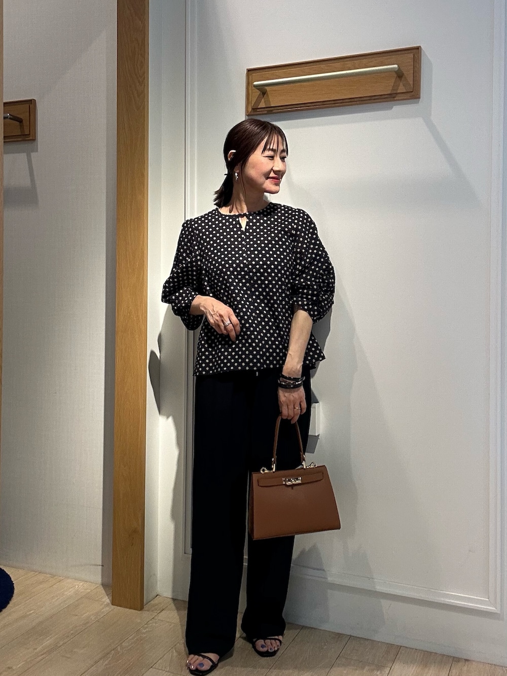 「セットアップ、ブラックコーデ、半袖シャツ、サンダル、オトナカジュアル、オトナ女子、おでかけコーデ、大人可愛い、シンプル・ベーシック、きれいめカジュアル、150cm台コーデ、モノトーンコーデ、ブラック、低身長コーデ、低身長女子」｜「NOLLEY'S LIGHTの80ローンギャザースリーブドットブラウス（シャツ/ブラウス、ブラック系）」を使った、daimonさん（レディース・154cm）の夏コーディネートの2枚目の写真