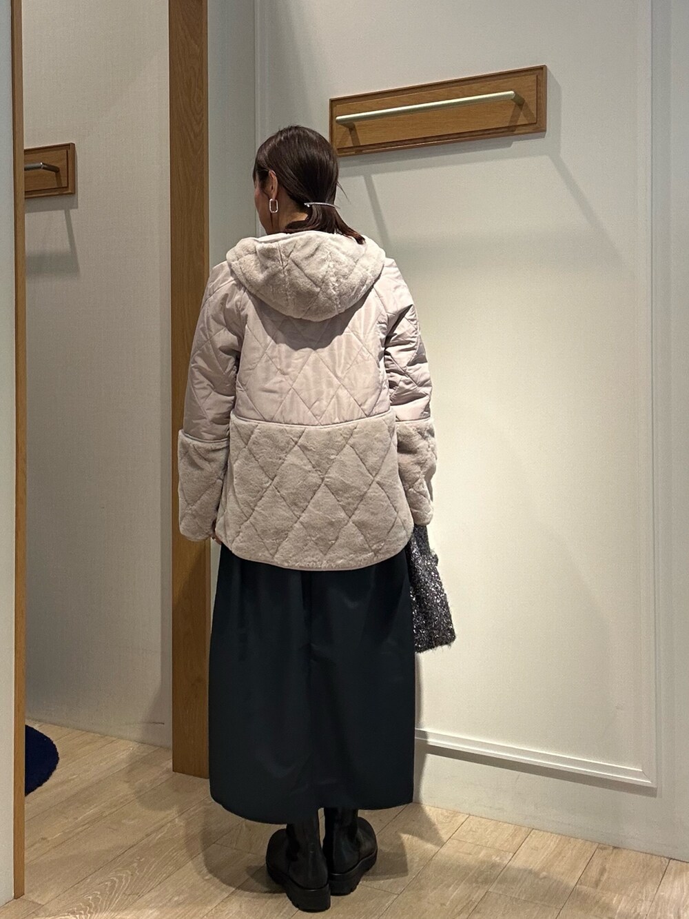 ベージュ系のブルゾン、グレー系のワンピースを着用したレディースの冬コーディネートの2枚目の写真