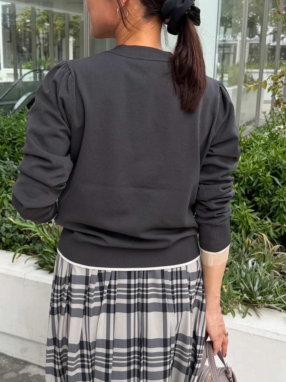 グレー系のカーディガン/ボレロ、ホワイト系のTシャツ/カットソー、ホワイト系のスカートを着用したレディースの秋コーディネートの7枚目の写真