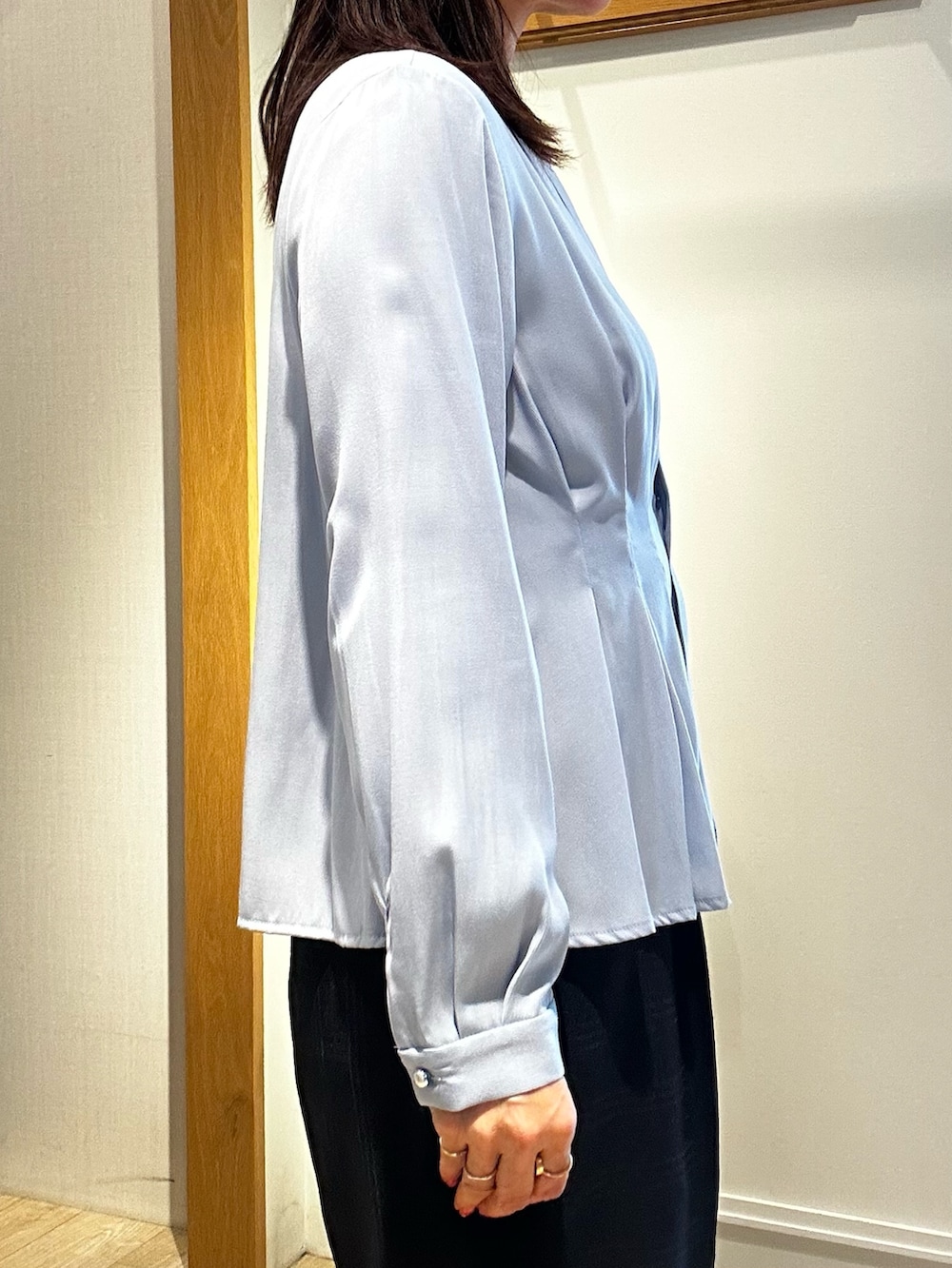 ブルー系のシャツ/ブラウス、ブルー系のその他パンツ、ブルー系のダウンジャケット/コートを着用したレディースの冬コーディネートの6枚目の写真