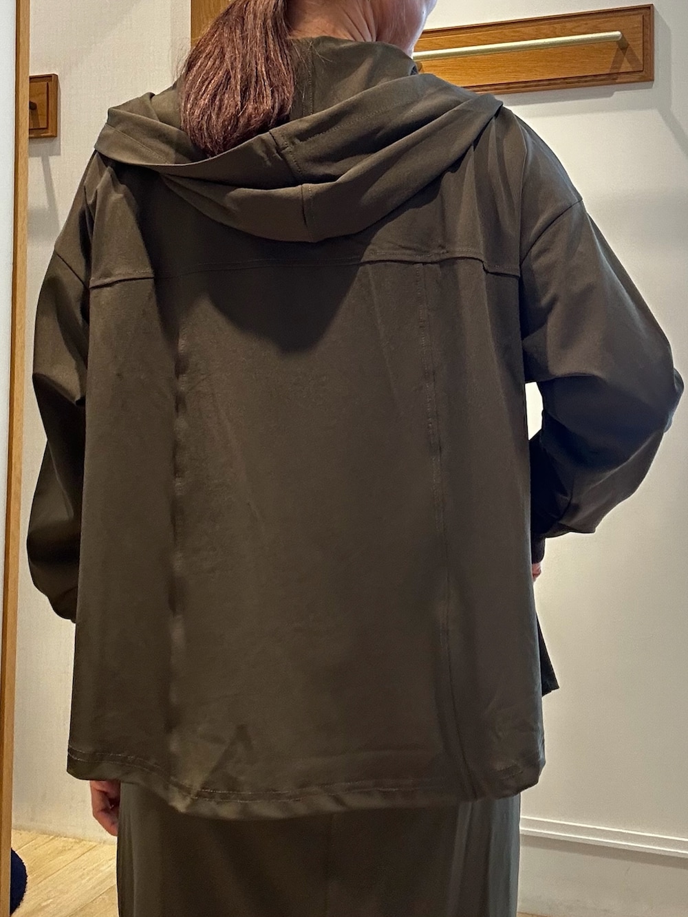 グリーン系のブルゾン、ベージュ系のTシャツ/カットソー、ブラック系のトートバッグを着用したレディースの秋コーディネートの7枚目の写真