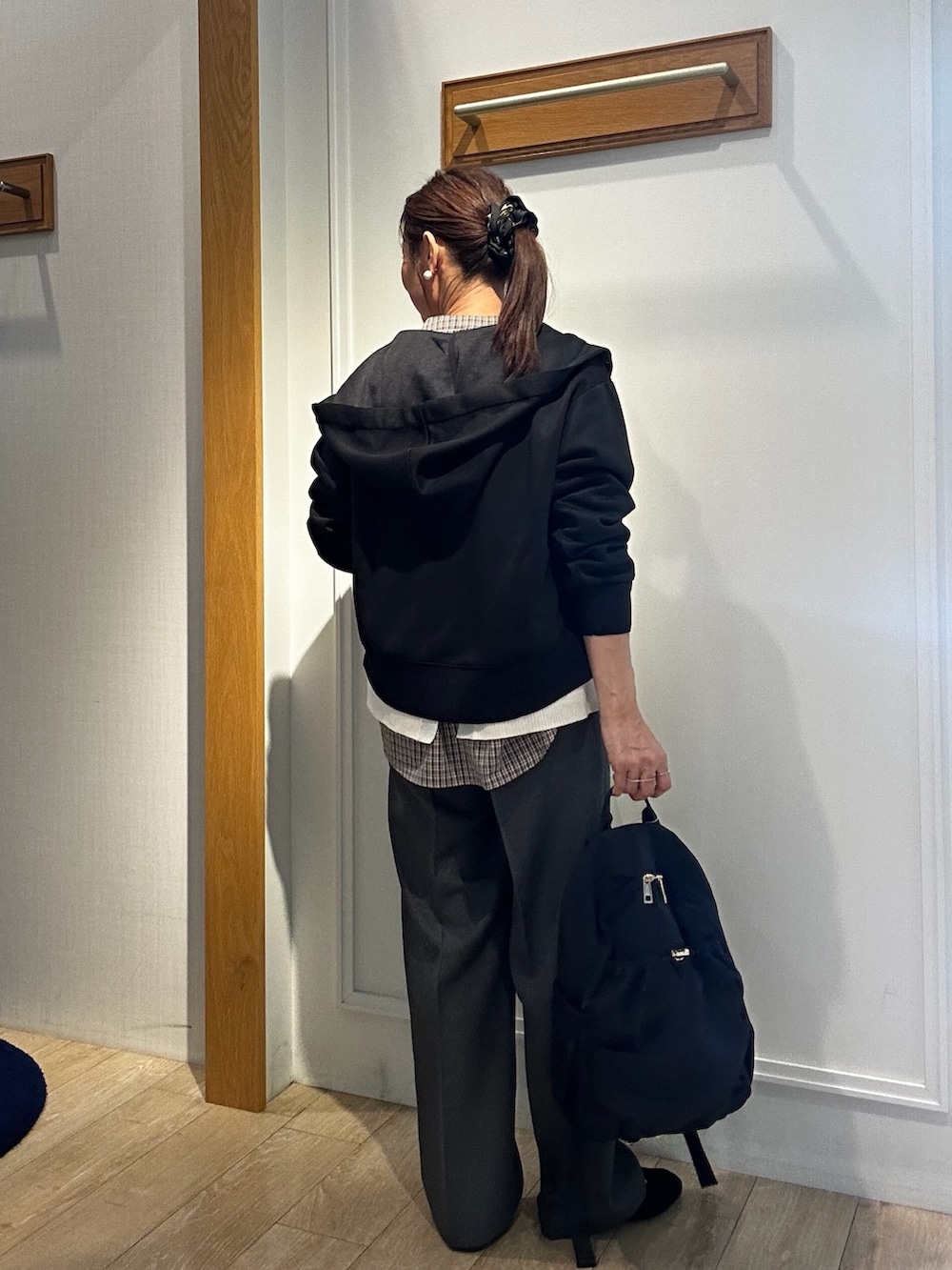 ブラック系のパーカー、ホワイト系のニット/セーター、ブラウン系のシャツ/ブラウスを着用したレディースの秋コーディネートの3枚目の写真