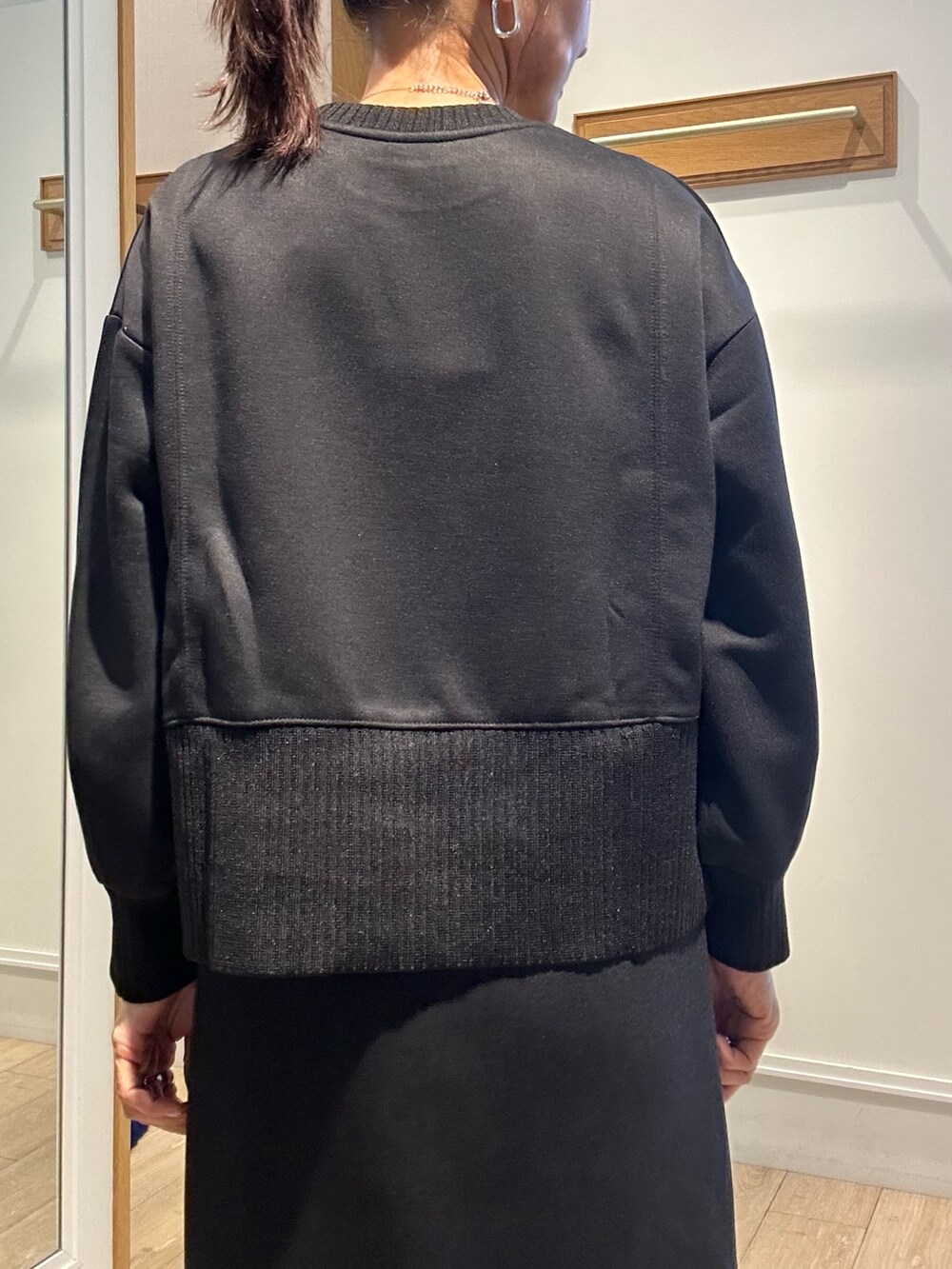 ブラック系のTシャツ/カットソー、ブラック系のスカートを着用したレディースの秋コーディネートの7枚目の写真