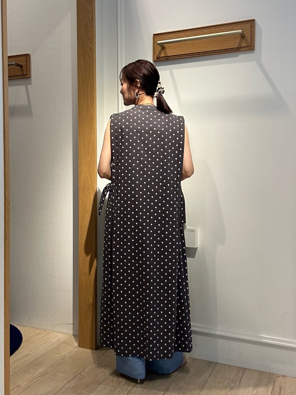 グレー系のワンピース、ブルー系のその他パンツ、グレー系のTシャツ/カットソーを着用したレディースの夏コーディネートの3枚目の写真