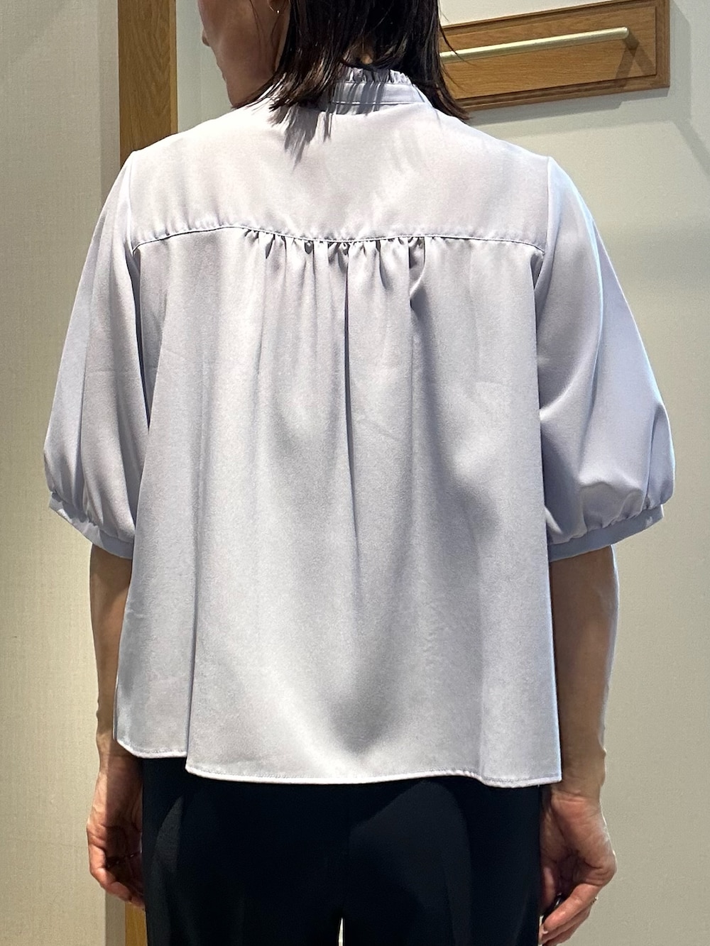 ブルー系のシャツ/ブラウス、ブルー系のその他パンツ、ブルー系のノーカラージャケットを着用したレディースの夏コーディネートの8枚目の写真