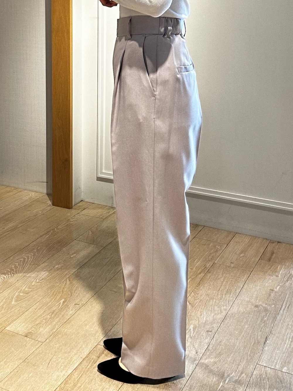 ベージュ系のテーラードジャケット、ベージュ系のその他パンツ、ホワイト系のシャツ/ブラウスを着用したレディースの冬コーディネートの8枚目の写真