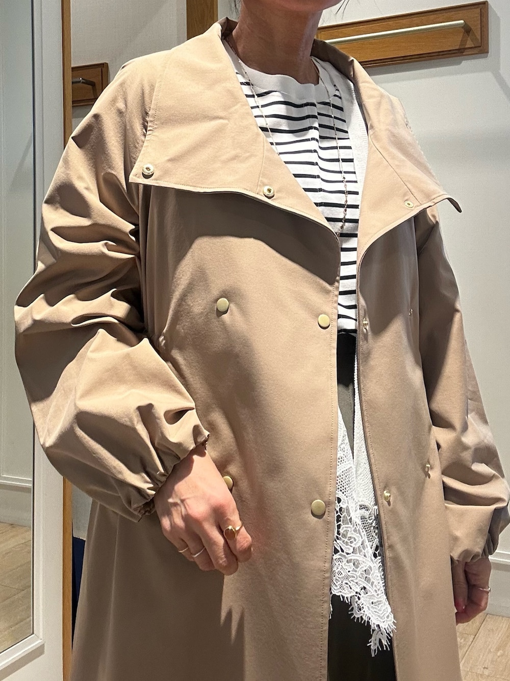 ホワイト系のTシャツ/カットソー、ホワイト系のカーディガン/ボレロ、グリーン系のスカートを着用したレディースの冬コーディネートの8枚目の写真