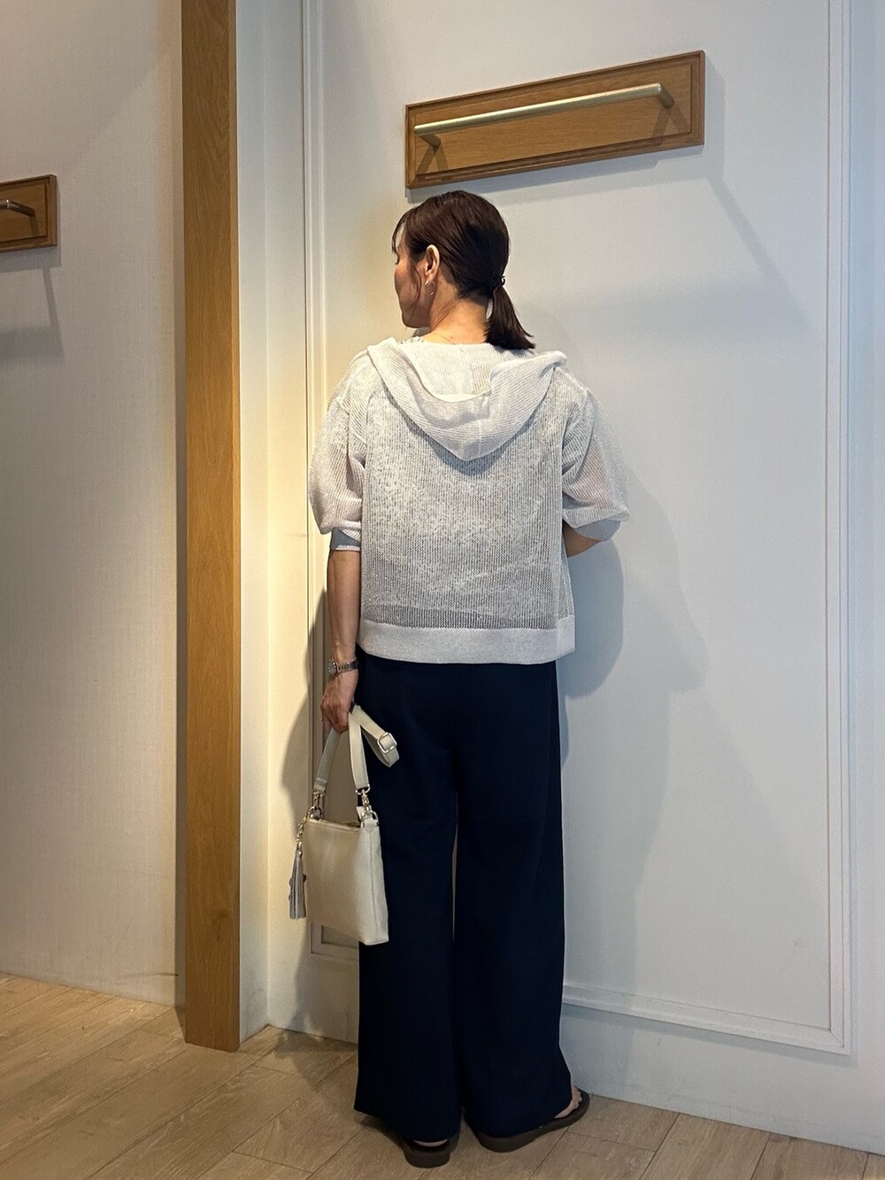 ブルー系のその他パンツ、グリーン系のシャツ/ブラウス、ベージュ系のカーディガン/ボレロを着用したレディースの春コーディネートの4枚目の写真