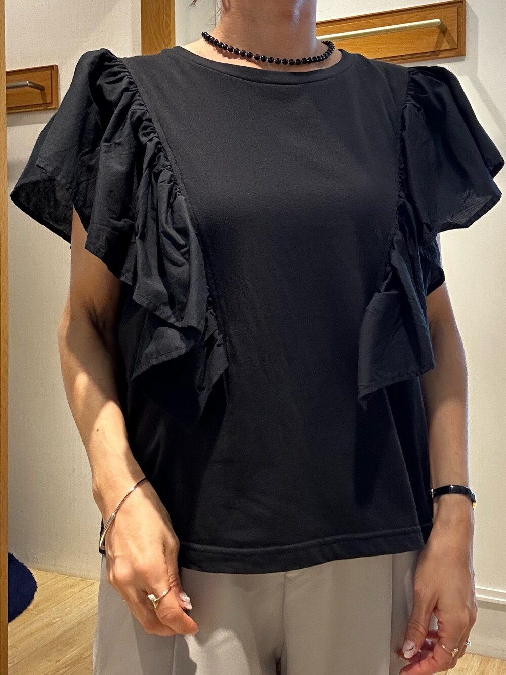 ブラック系のTシャツ/カットソー、ベージュ系のその他パンツ、ブルー系のショルダーバッグを着用したレディースの夏コーディネートの7枚目の写真