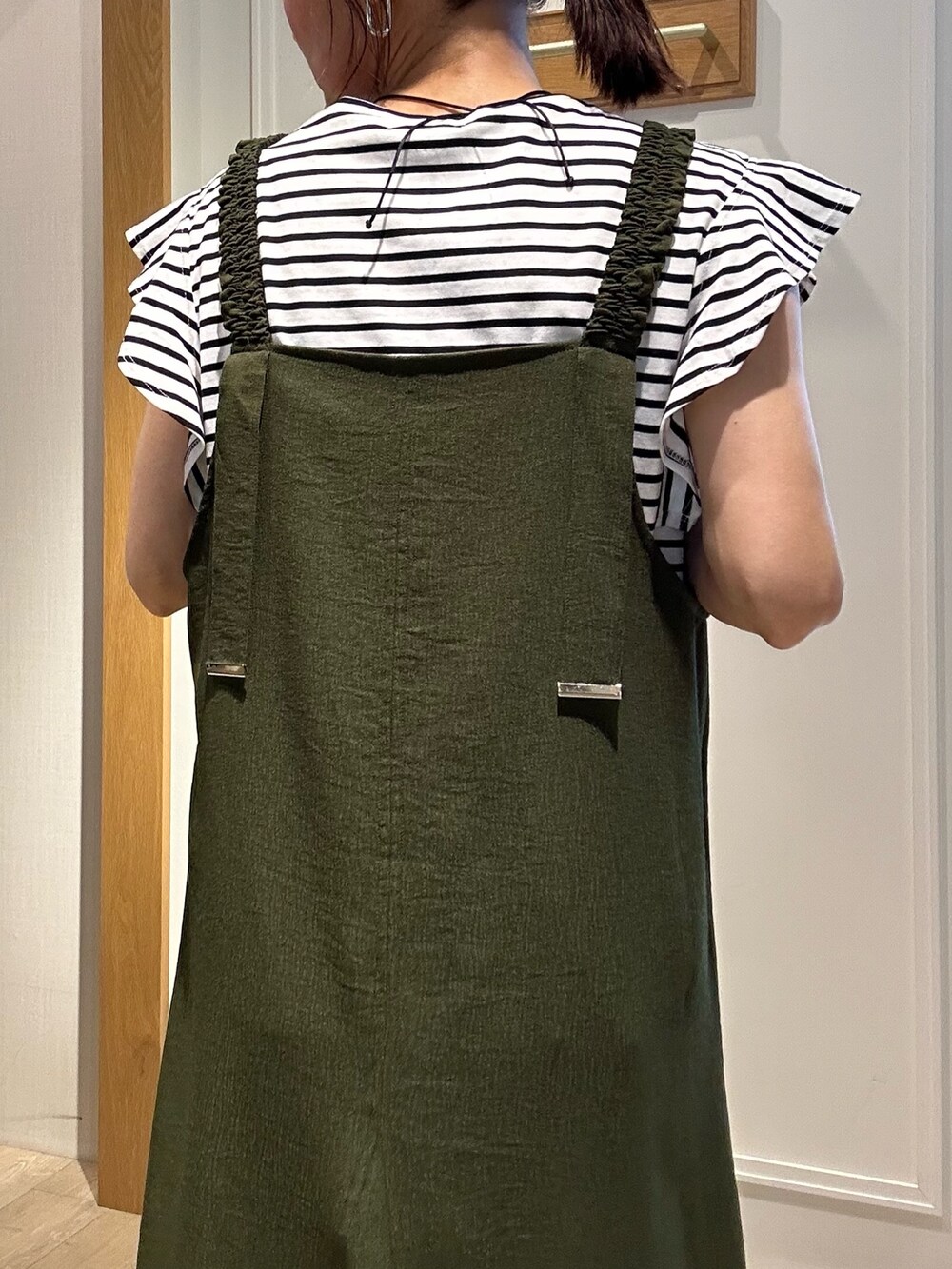 ブラック系のTシャツ/カットソー、グリーン系のワンピースを着用したレディースの夏コーディネートの7枚目の写真