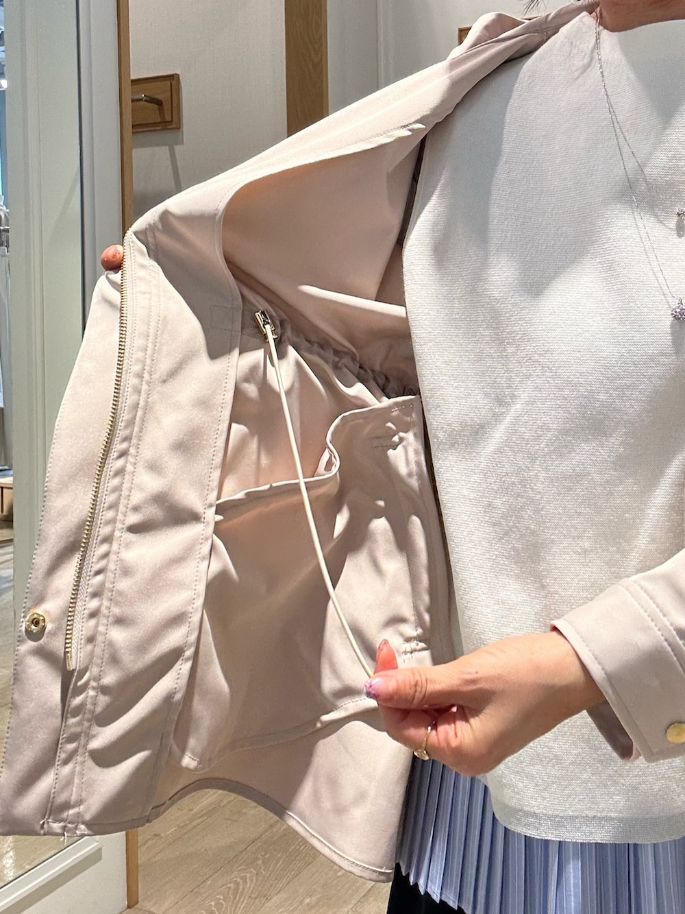 ブラック系のバッグ、ベージュ系のブルゾン、ホワイト系のニット/セーターを着用したレディースの春コーディネートの8枚目の写真