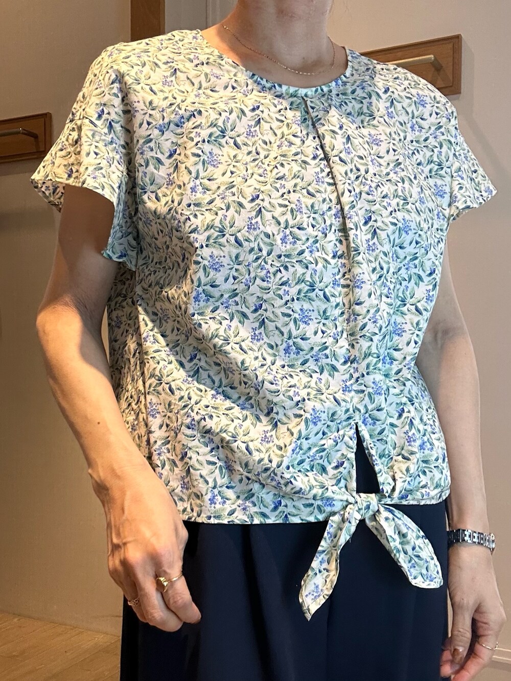 ブルー系のその他パンツ、グリーン系のシャツ/ブラウス、ゴールド系のネックレスを着用したレディースの春コーディネートの6枚目の写真