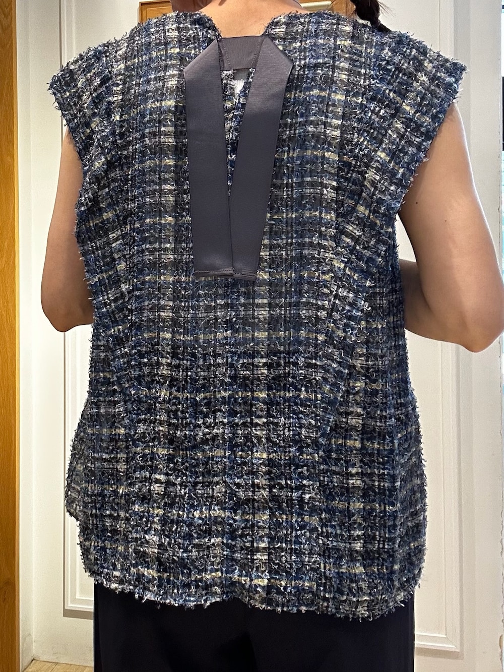 ブルー系のシャツ/ブラウス、ブルー系のその他パンツ、ベージュ系のショルダーバッグを着用したレディースの夏コーディネートの6枚目の写真