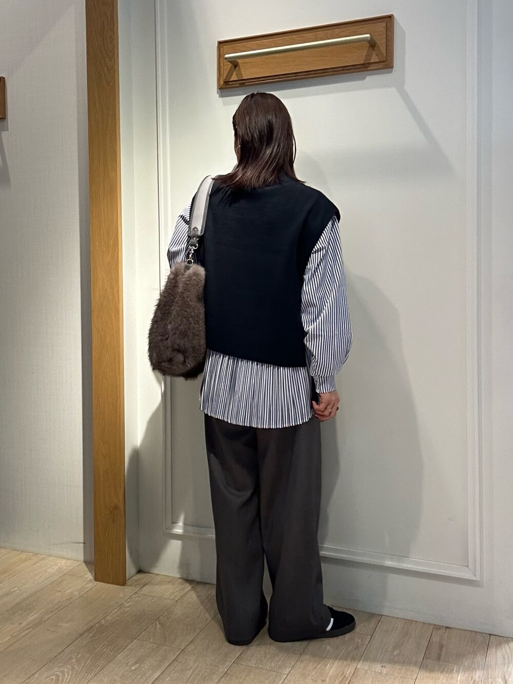 ブラック系のブルゾン、グレー系のその他パンツ、ブラック系のニット/セーターを着用したレディースの秋コーディネートの3枚目の写真