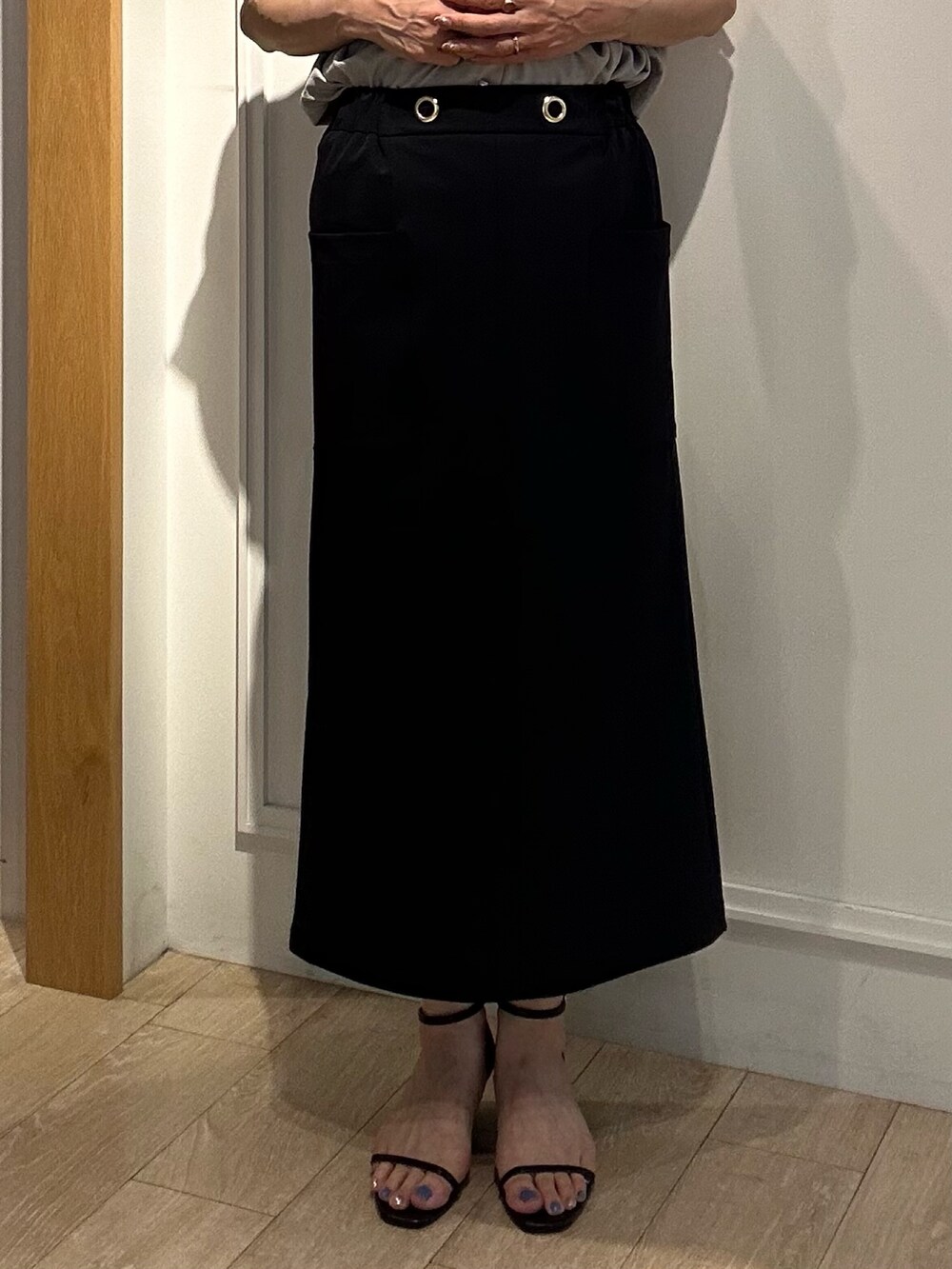 ホワイト系のテーラードジャケット、ベージュ系のシャツ/ブラウス、ブラック系のスカートを着用したレディースの夏コーディネートの9枚目の写真