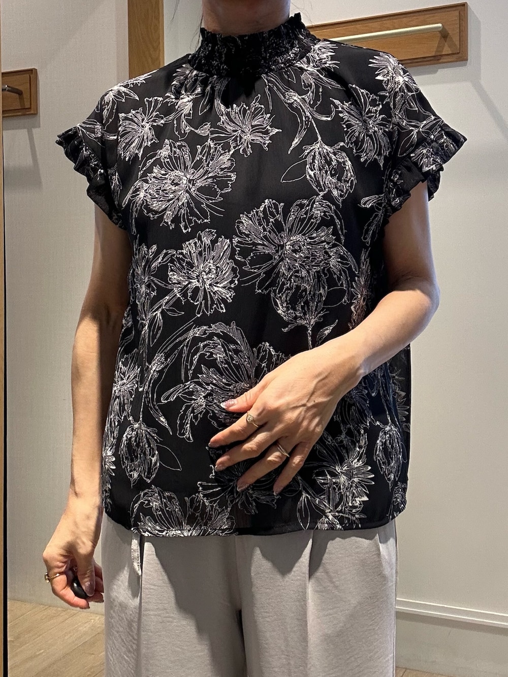 「柄シャツ、夏コーデ、シャツスタイル、パンツコーデ、150cmコーデ、セットアップ、セットアップスタイル、お仕事コーデ、お仕事、低身長コーデ、低身長女子、プリントブラウス、40代ファッション、40代、パンツスタイル」｜「MICO COULIERの線画フラワープリントブラウス（シャツ/ブラウス、ブラック系）」を使った、daimonさん（レディース・154cm）の夏コーディネートの7枚目の写真
