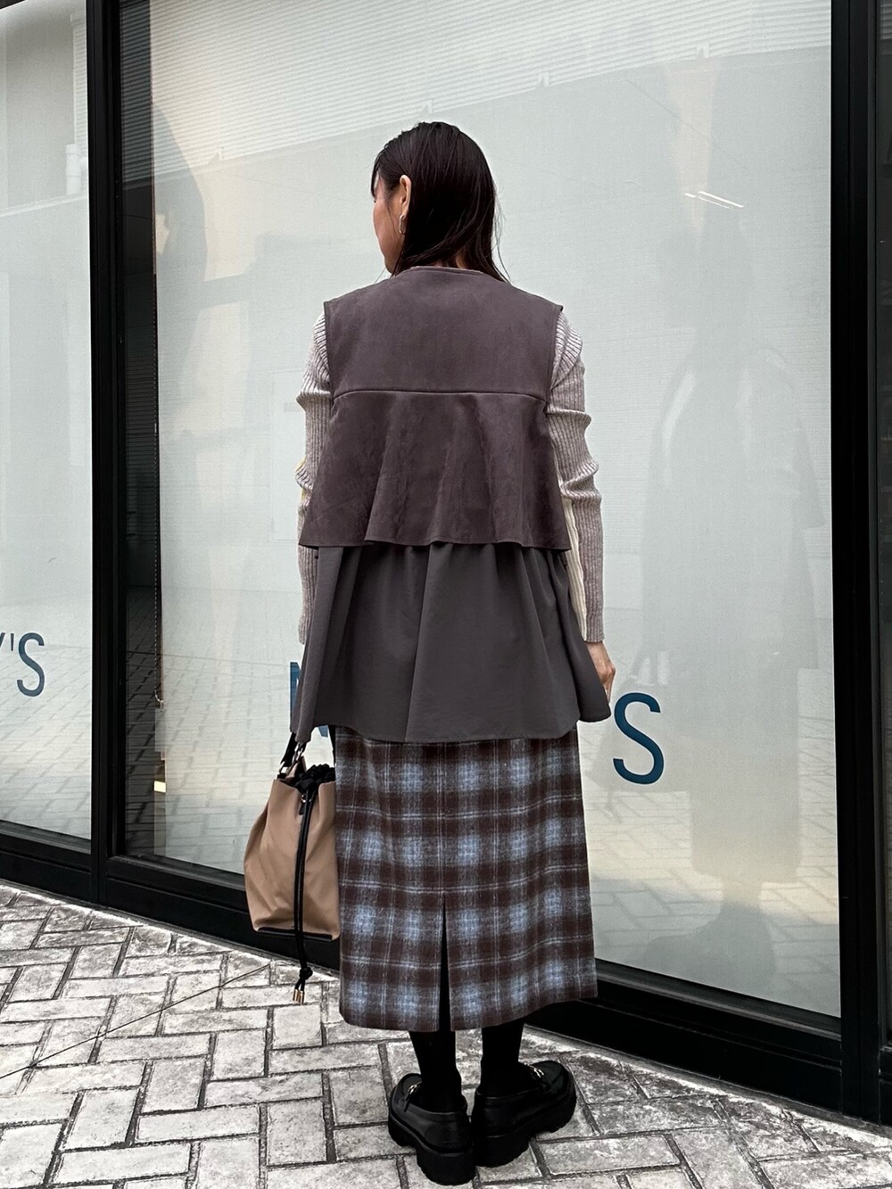 グレー系のブルゾン、グレー系のその他パンツ、ホワイト系のニット/セーターを着用したレディースの冬コーディネートの8枚目の写真