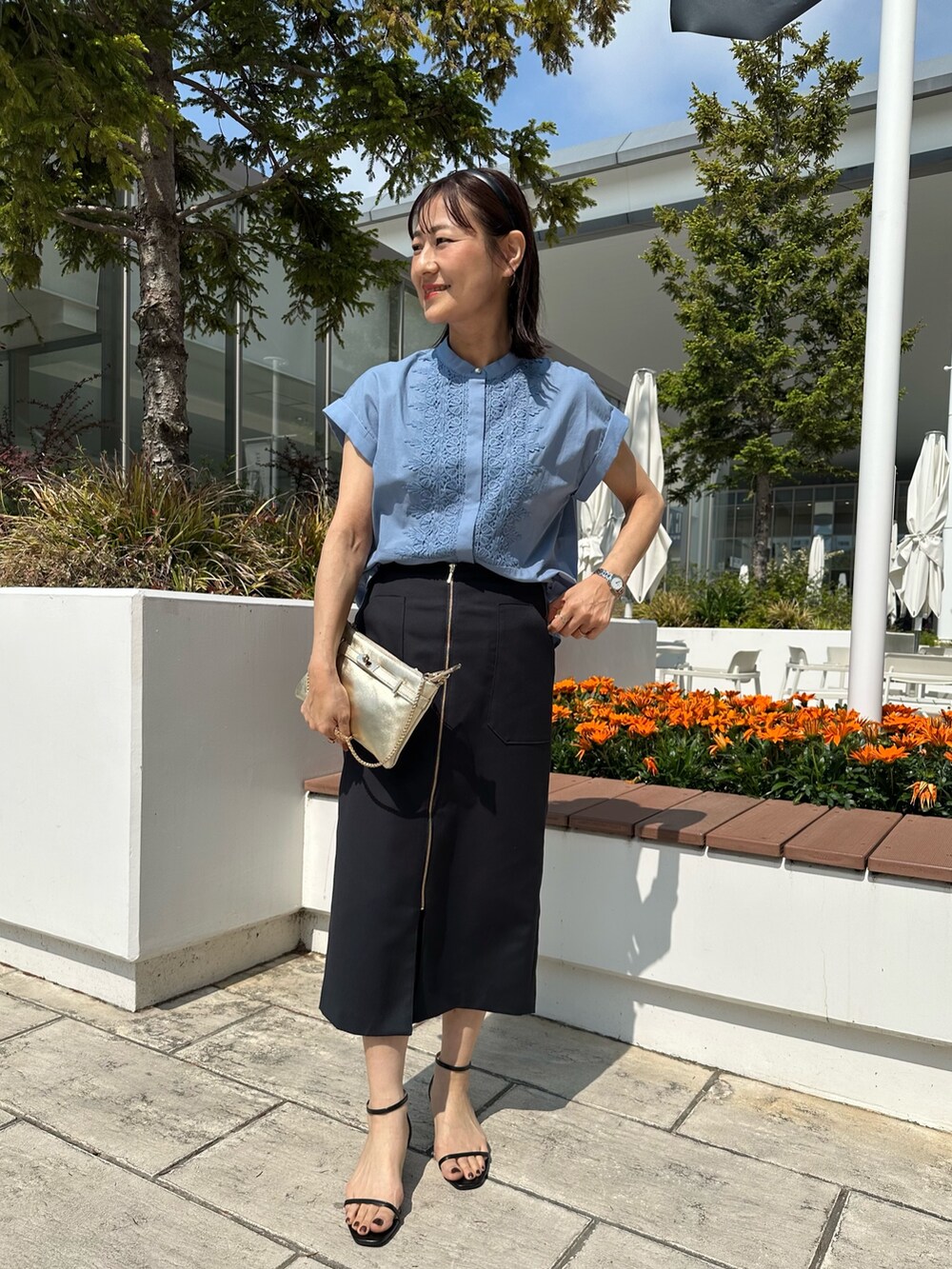 「ショルダーバッグ、シャツスタイル、サンダル、シンプルコーデ、夏ファッション、夏コーデ、キレイめカジュアル、スカートコーデ、オフィスカジュアル、キレイめ、シンプルスタイル、オフィススタイル、低身長コーデ、低身長女子、40代ファッション」|「MICO COULIERのローンレースブラウス(シャツ/ブラウス、ブルー系)」を使った、daimonさん(レディース・154cm)の春コーディネートの10枚目の写真