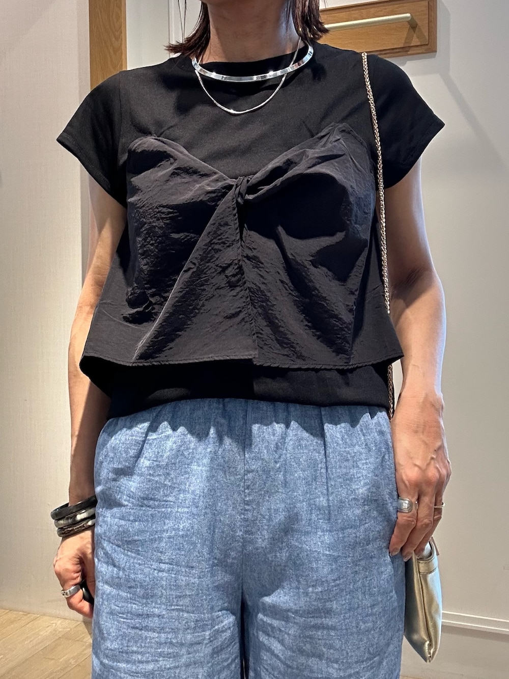 「ブラックコーデ、夏コーデ、大人コーデ、シンプルスタイル、大人女子、デニムコーデ、おでかけ服、夏服コーデ、ゆるコーデ、低身長女子、ビスチェ×デニム、ビスチェコーデ、ビスチェ風、大人カジュアル、低身長コーデ」｜「fredy couleurのねじりビスチェドッキングTシャツ（Tシャツ/カットソー、ブラック系）」を使った、daimonさん（レディース・154cm）の夏コーディネートの5枚目の写真