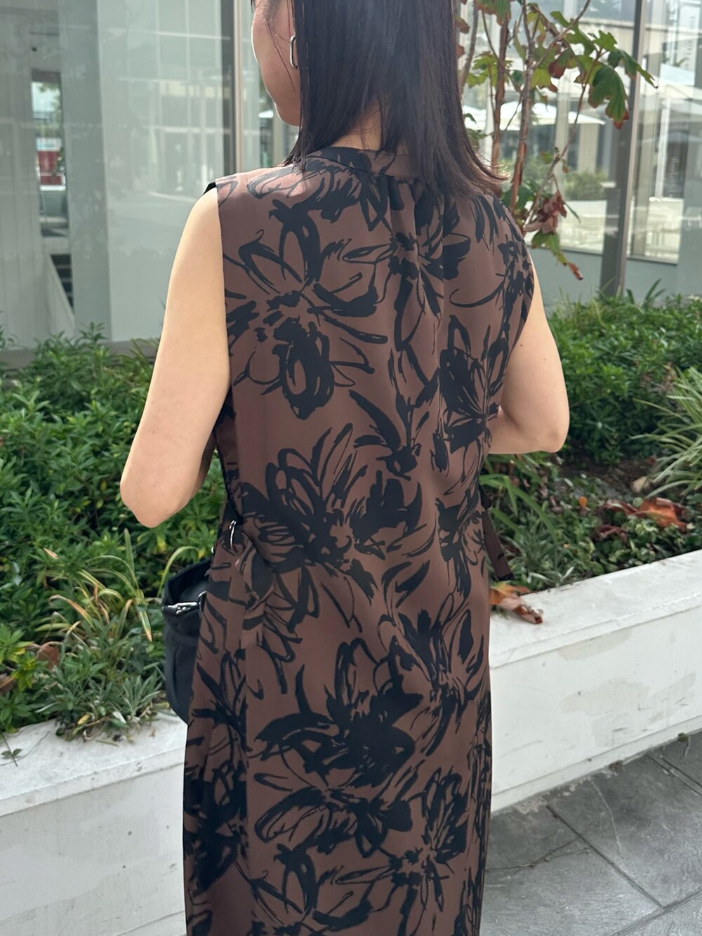 ベージュ系のノーカラージャケット、ベージュ系のワンピース、ブラック系のトートバッグを着用したレディースの秋コーディネートの8枚目の写真