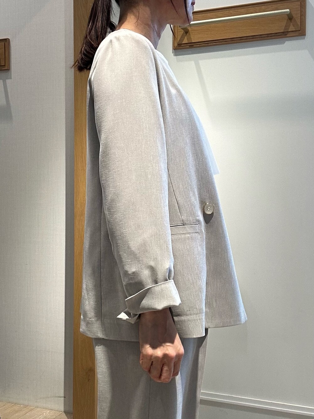 「春めき満開コーデ、春服、おでかけコーデ、ワントーンコーデ、初夏コーデ、ベージュ、ベージュコーデ、ベージュパンツ、お仕事、お仕事コーデ、パンツスタイル、パンツコーデ、パンツスーツ、低身長、低身長コーデ」｜「NOLLEY'S LIGHTの《セットアップ対応》UVカットライトツイル ノーカラージャケット（ノーカラージャケット、ベージュ系）」を使った、daimonさん（骨格ナチュラル・レディース・154cm）の春コーディネートの6枚目の写真