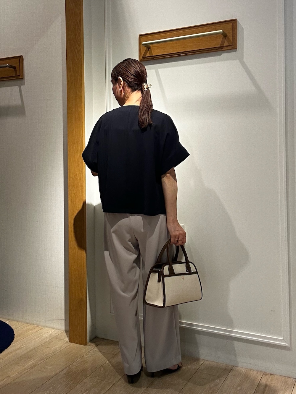 ブルー系のダウンジャケット/コート、ホワイト系のTシャツ/カットソーを着用したレディースの夏コーディネートの3枚目の写真