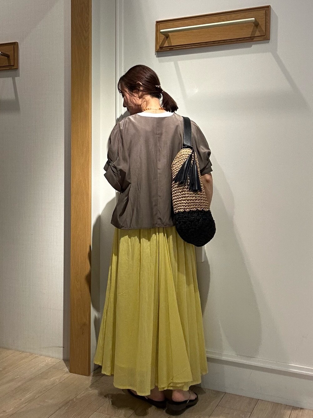 ブラウン系のサンダル、ホワイト系のTシャツ/カットソー、グリーン系のノーカラージャケットを着用したレディースの夏コーディネートの4枚目の写真