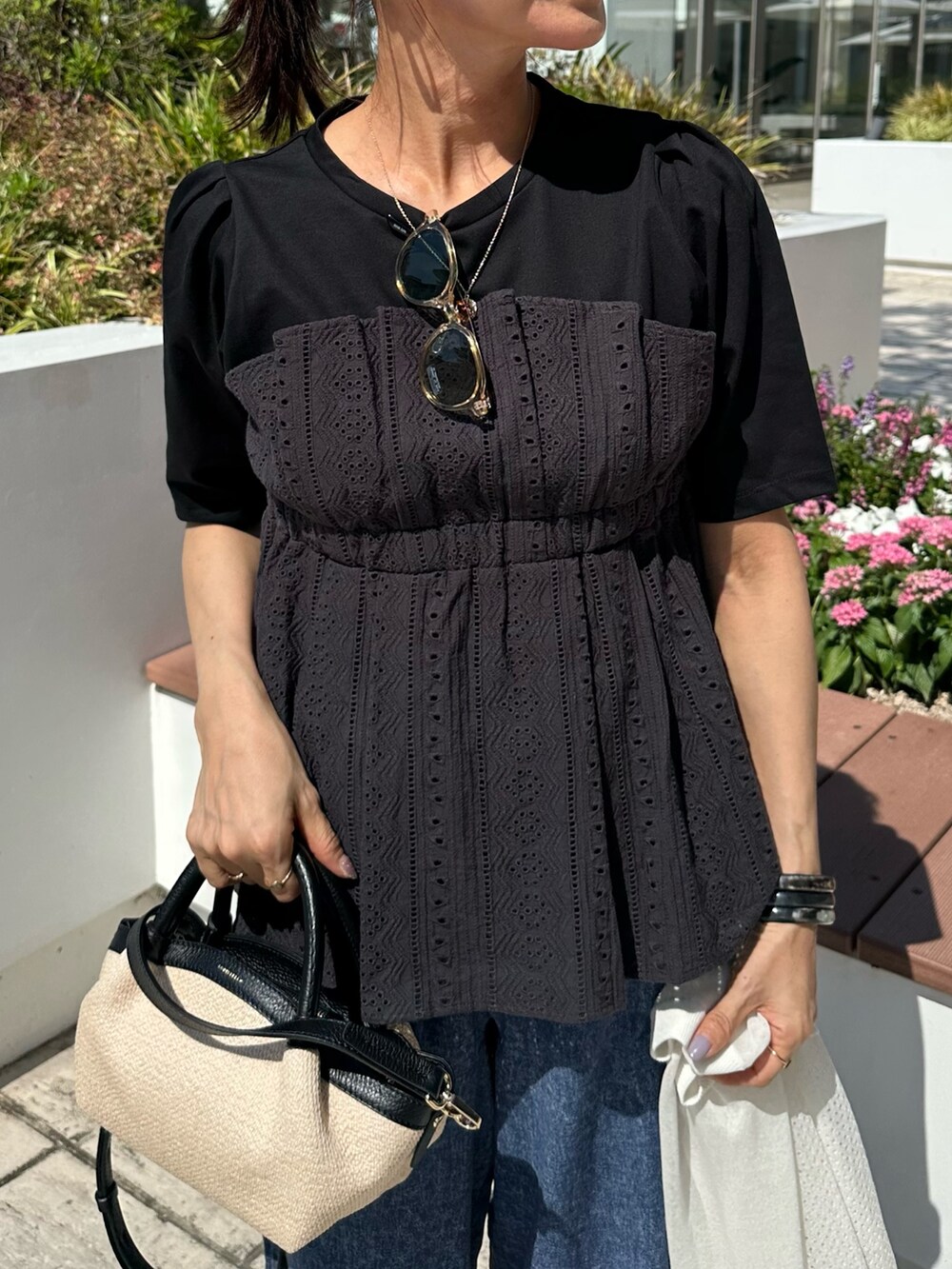 グレー系のTシャツ/カットソー、ブルー系のその他パンツ、ホワイト系のカーディガン/ボレロを着用したレディースの夏コーディネートの6枚目の写真