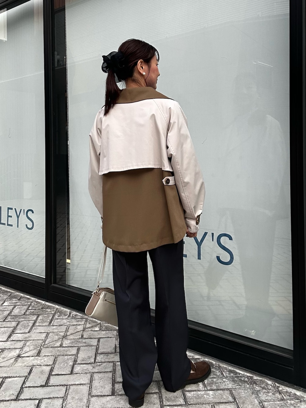 ブルー系のその他パンツ、ベージュ系のブルゾン、ブルー系のシャツ/ブラウスを着用したレディースの春コーディネートの2枚目の写真