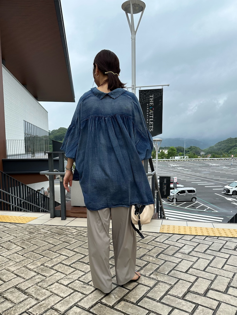 ホワイト系のTシャツ/カットソー、ベージュ系のその他パンツ、ブラック系のバックパック/リュックを着用したレディースの夏コーディネートの3枚目の写真