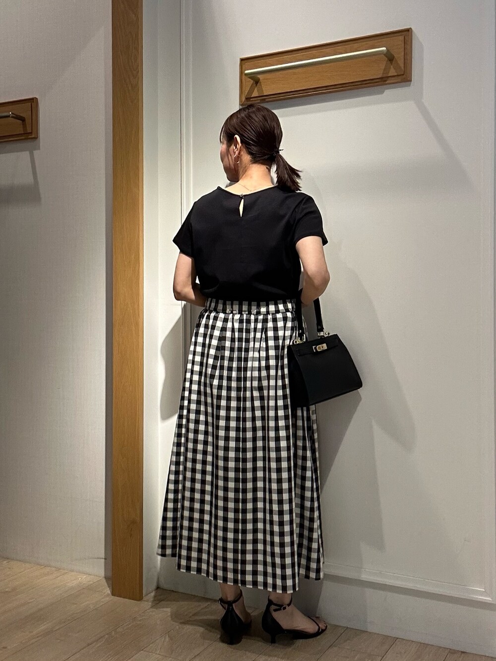 「モノトーン、サンダル、お出かけコーデ、夏服コーデ、大人コーデ、今日のコーデ、キレイめカジュアル、ガーリーコーデ、ワンピースコーデ、シンプルカジュアル、夏服、授業参観日コーデ、150cm台コーデ、低身長女子、ロングワンピース」｜「NOLLEY'S LIGHTのフードメッシュはおり（カーディガン/ボレロ、ベージュ系）」を使った、daimonさん（レディース・154cm）の春コーディネートの10枚目の写真