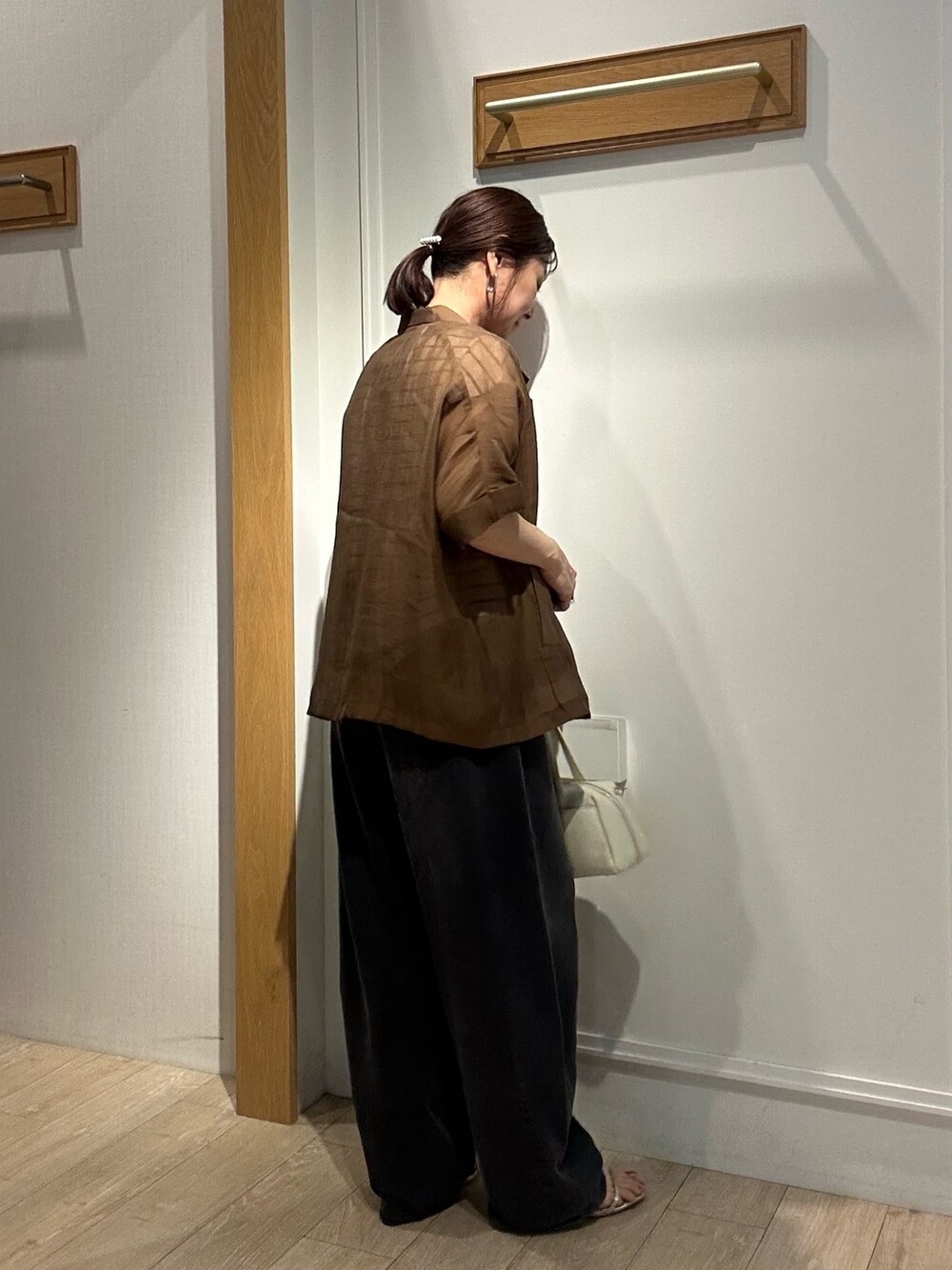 ホワイト系のTシャツ/カットソー、ホワイト系のボストンバッグ、ブラウン系のテーラードジャケットを着用したレディースの夏コーディネートの5枚目の写真