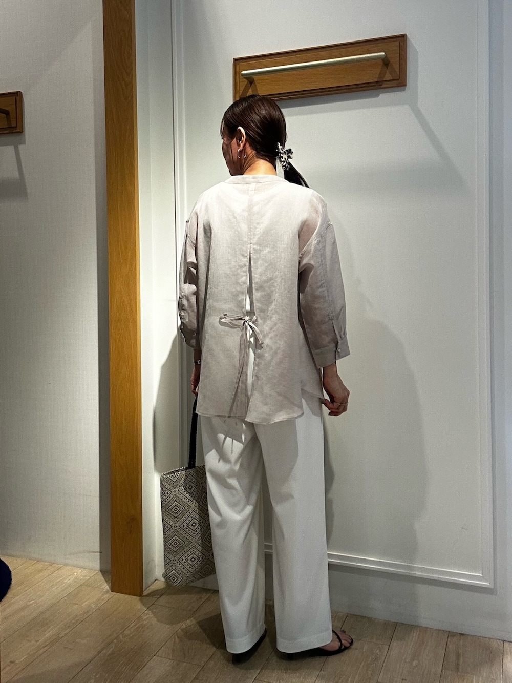 ベージュ系のシャツ/ブラウス、ホワイト系のTシャツ/カットソー、ホワイト系のその他パンツを着用したレディースの夏コーディネートの3枚目の写真