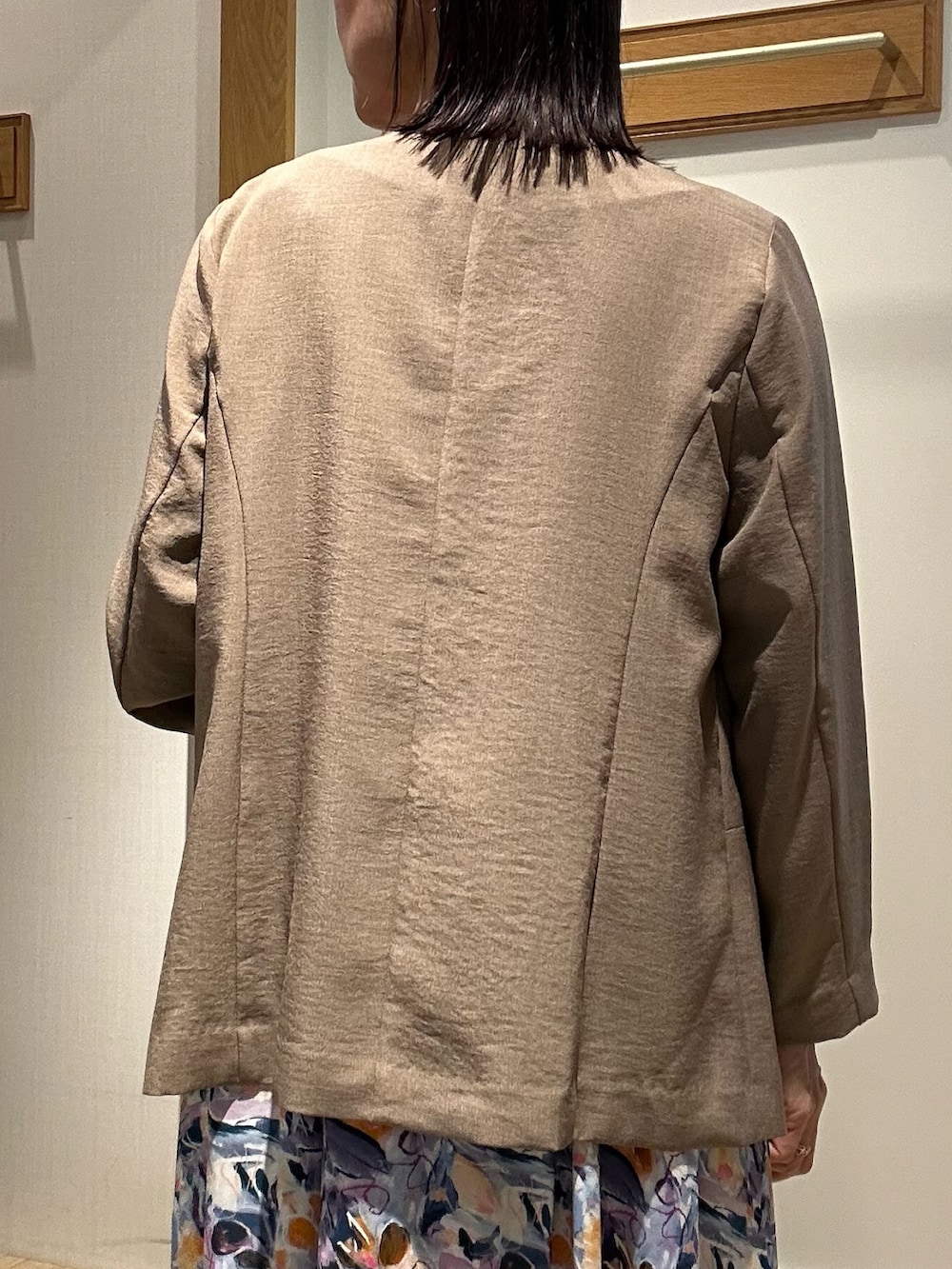ブルー系のワンピース、イエロー系のノーカラージャケット、ベージュ系のボストンバッグを着用したレディースの夏コーディネートの9枚目の写真