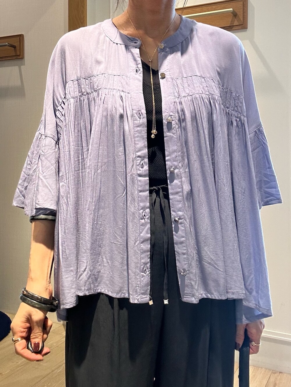 ブラック系のTシャツ/カットソー、ブラック系のその他パンツ、ブルー系のシャツ/ブラウスを着用したレディースの夏コーディネートの6枚目の写真