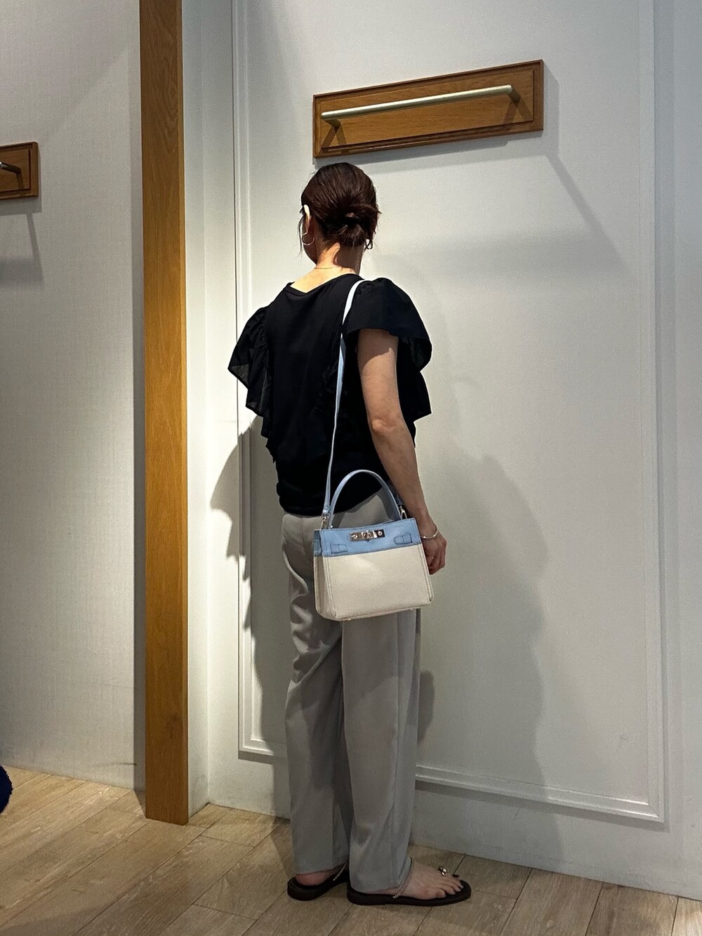 ブラック系のTシャツ/カットソー、ベージュ系のその他パンツ、ブルー系のショルダーバッグを着用したレディースの夏コーディネートの4枚目の写真