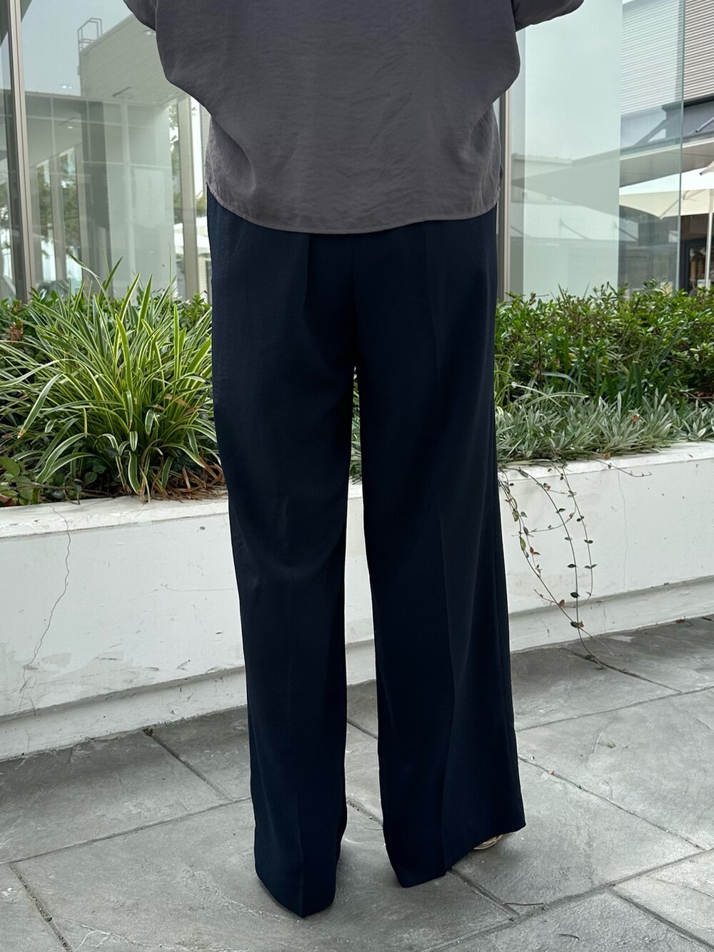 グレー系のシャツ/ブラウス、ブルー系のその他パンツ、ベージュ系のボストンバッグを着用したレディースの夏コーディネートの10枚目の写真