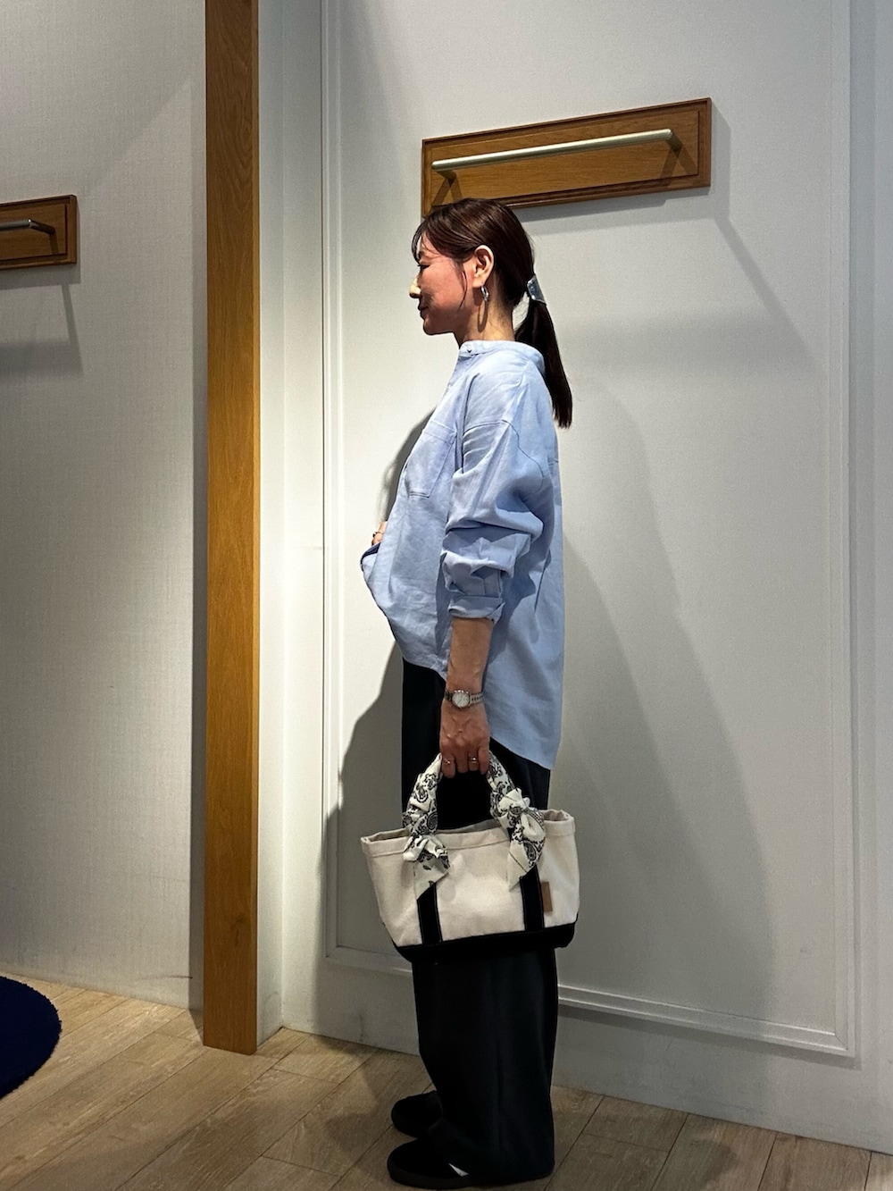 ブルー系のシャツ/ブラウス、グレー系のその他パンツ、ホワイト系のタンクトップを着用したレディースの春コーディネートの5枚目の写真