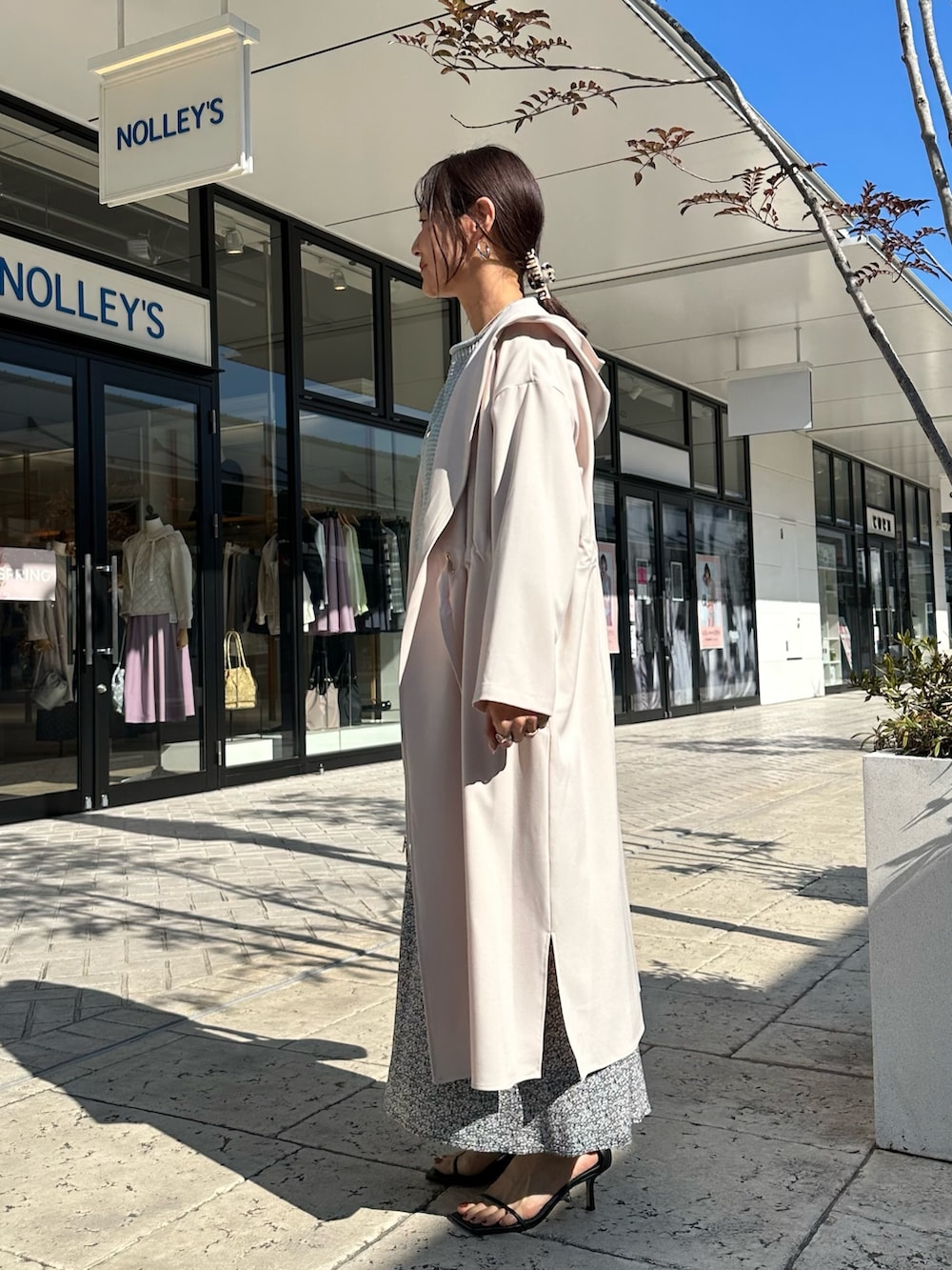 「春コーデ、春めき満開コーデ、春服コーデ、大人可愛い、大人コーデ、春、春服、低身長女子、お花見コーデ、オフィスカジュアル、150cm台コーデ、低身長コーデ、40代ファッション、花柄スカート、カラーニット」｜「MICO COULIERのドライタンブラーコート（その他アウター、ホワイト系）」を使った、daimonさん（骨格ナチュラル・レディース・154cm）の春コーディネートの3枚目の写真