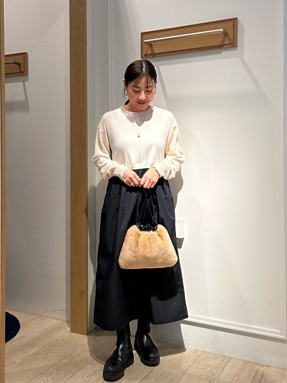 「冬アウター、シンプルコーデ、冬のコーデ、オトナ女子、大人女子、きれいめコーディネート、冬、秋冬コーデ、初冬コーデ、アウターコーデ、初春コーデ、40代コーデ、40代ファッション、ムートンコート、ニットワンピース」｜「MICO COULIERのフェイクムートンファーコート（ブルゾン、ベージュ系）」を使った、daimonさん（骨格ナチュラル・レディース・154cm）の冬コーディネートの3枚目の写真