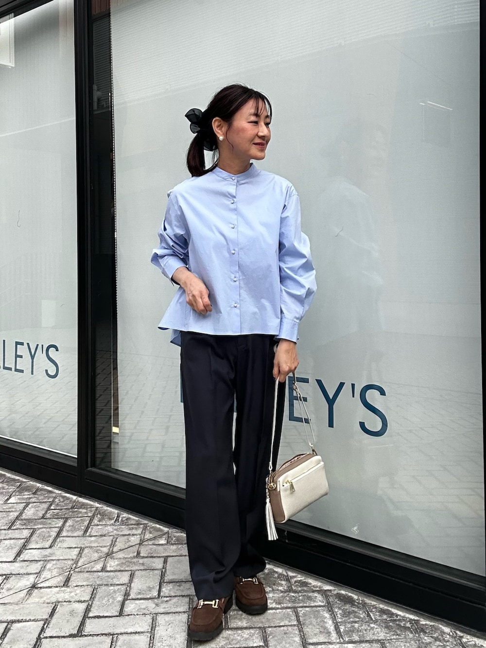 ブルー系のその他パンツ、ベージュ系のブルゾン、ブルー系のシャツ/ブラウスを着用したレディースの春コーディネートの8枚目の写真