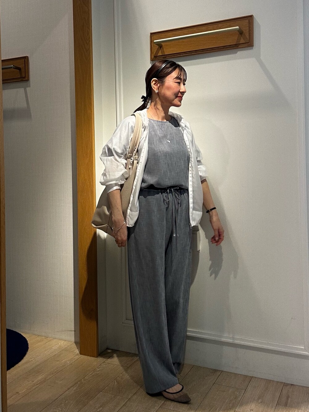 ホワイト系のブルゾン、ブルー系のシャツ/ブラウス、ブルー系のその他パンツを着用したレディースの春コーディネートの3枚目の写真