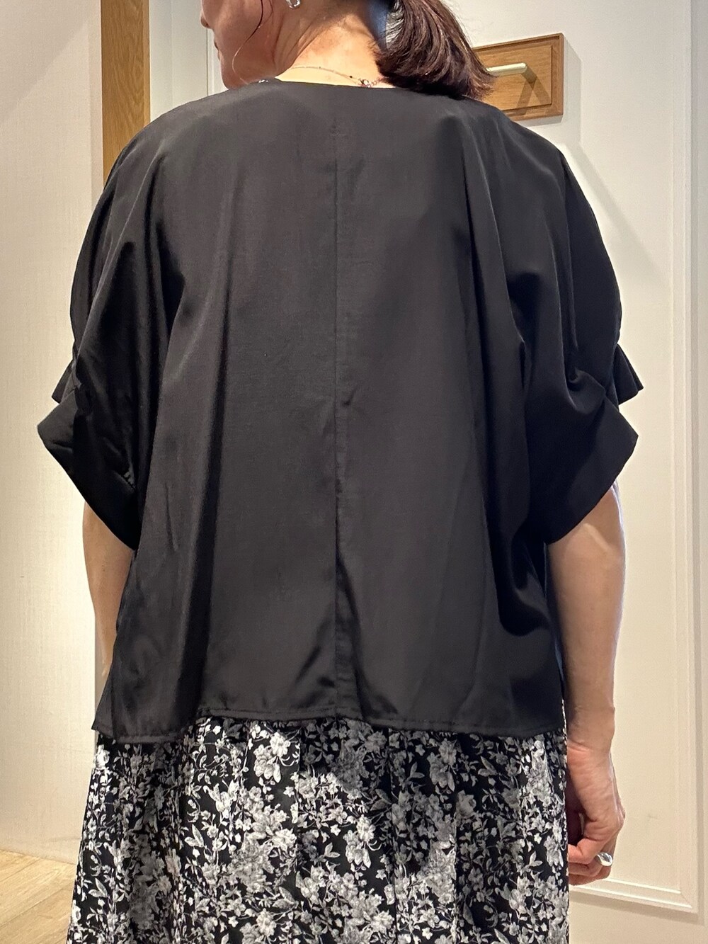 ブラック系のワンピース、ブラック系のノーカラージャケット、ブラック系のサンダルを着用したレディースの夏コーディネートの8枚目の写真