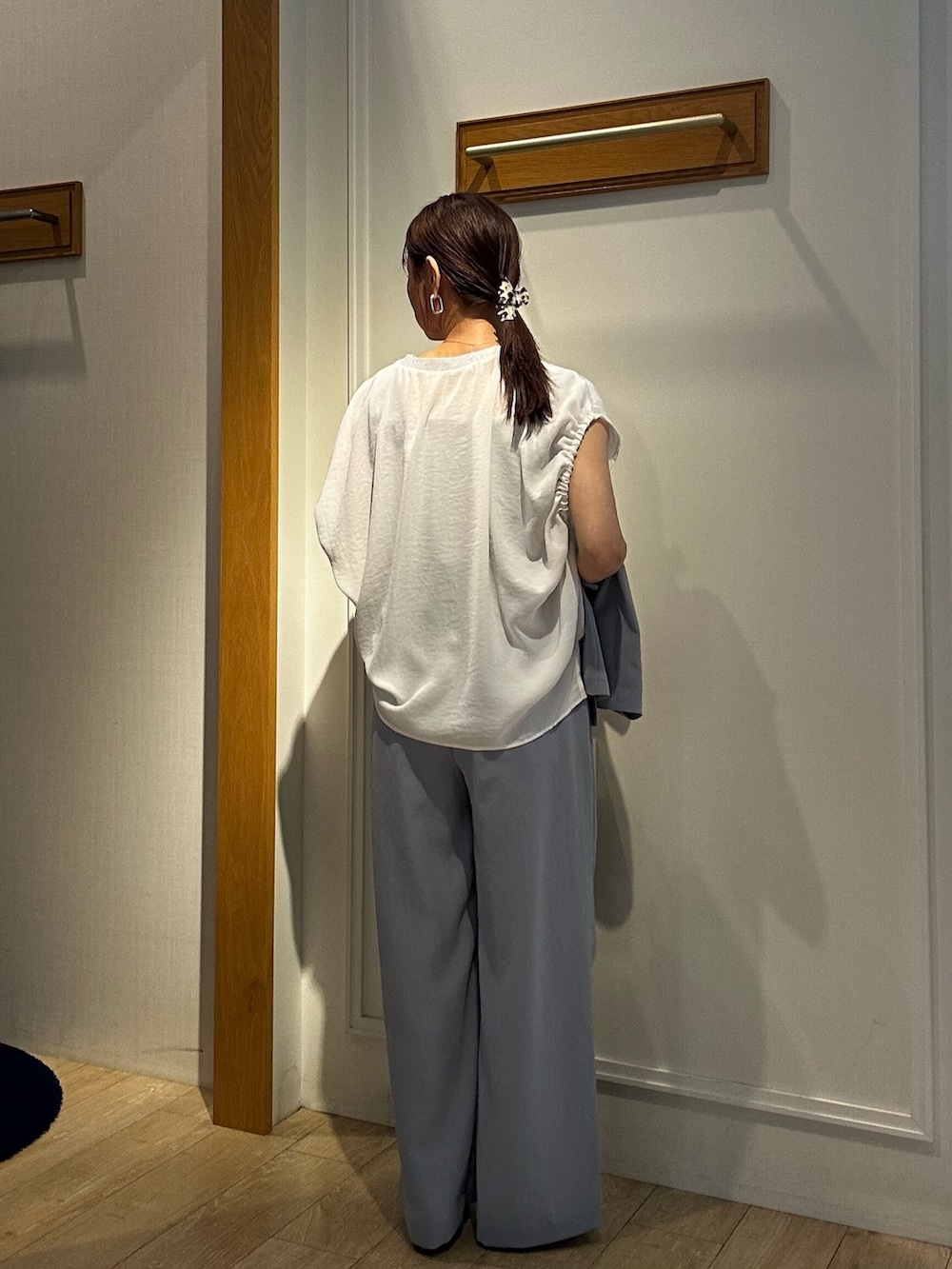 ホワイト系のシャツ/ブラウス、グレー系のダウンジャケット/コート、グレー系のその他パンツを着用したレディースの夏コーディネートの3枚目の写真