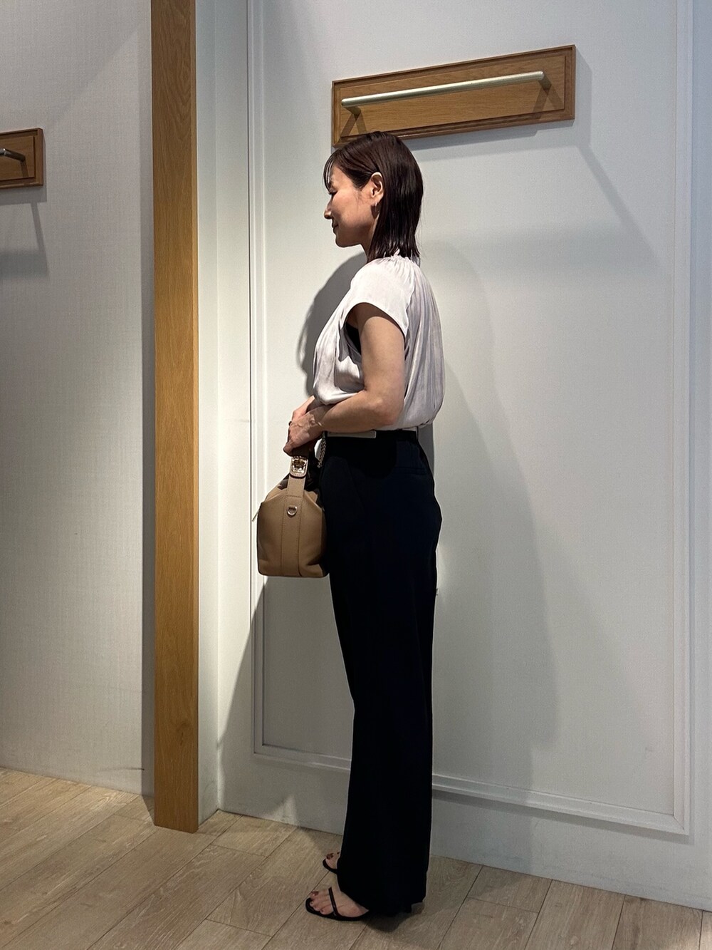 「シャツスタイル、夏コーデ、キレイめ、ブラック、フェミニンコーデ、ブラウスコーデ、オフィススタイル、低身長コーデ、低身長女子、150cm台コーデ、通勤コーデ、通勤スタイル、40代ファッション、パンツスタイル、パンツコーデ」|「NOLLEY'S LIGHTの《セットアップ対応》UVカットライトツイル セミワイドパンツ(その他パンツ、ブラック系)」を使った、daimonさん(レディース・154cm)の夏コーディネートの9枚目の写真