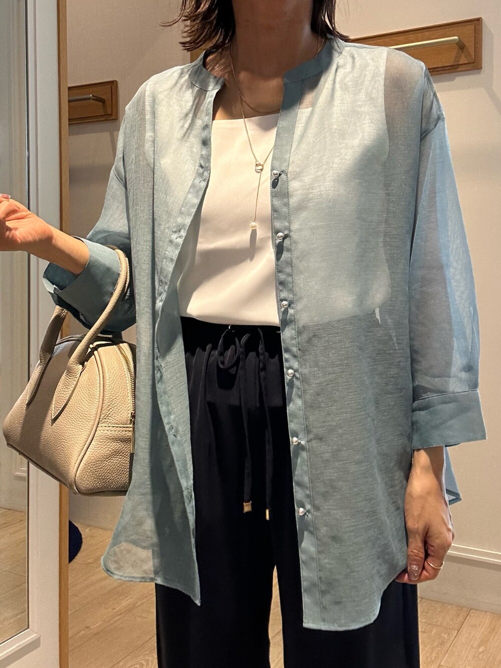 ブルー系のシャツ/ブラウス、ホワイト系のTシャツ/カットソー、ブルー系のその他パンツを着用したレディースの夏コーディネートの7枚目の写真
