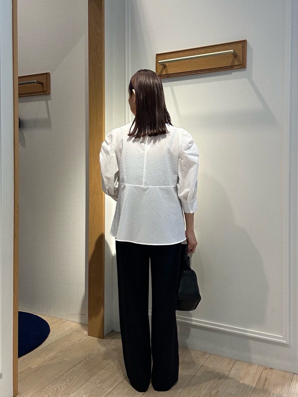 ホワイト系のシャツ/ブラウス、ブルー系のその他パンツ、ブラック系のショルダーバッグを着用したレディースの春コーディネートの5枚目の写真